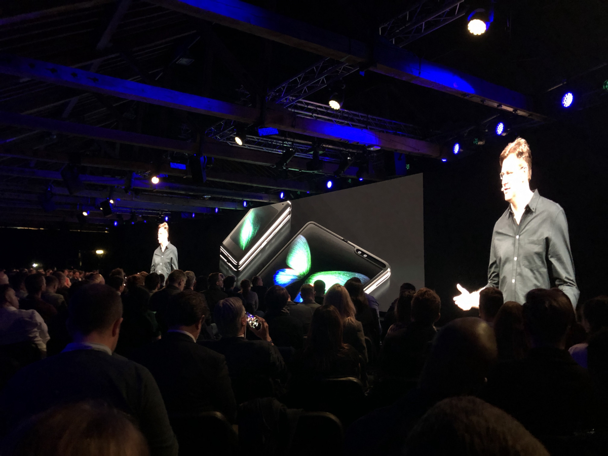 Samsung are probleme cu telefonul pliabil înainte de lansarea oficială