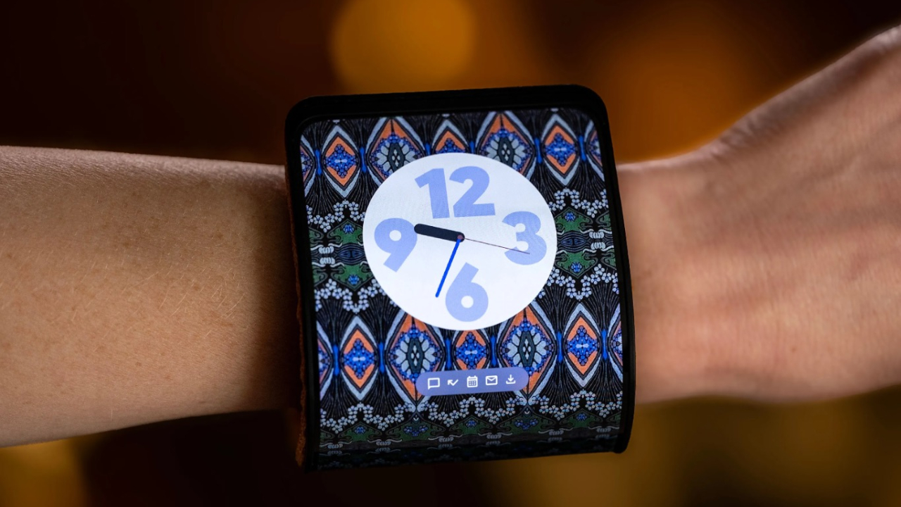 Motorola vrea să lanseze un telefon care se îndoaie în jurul încheieturii