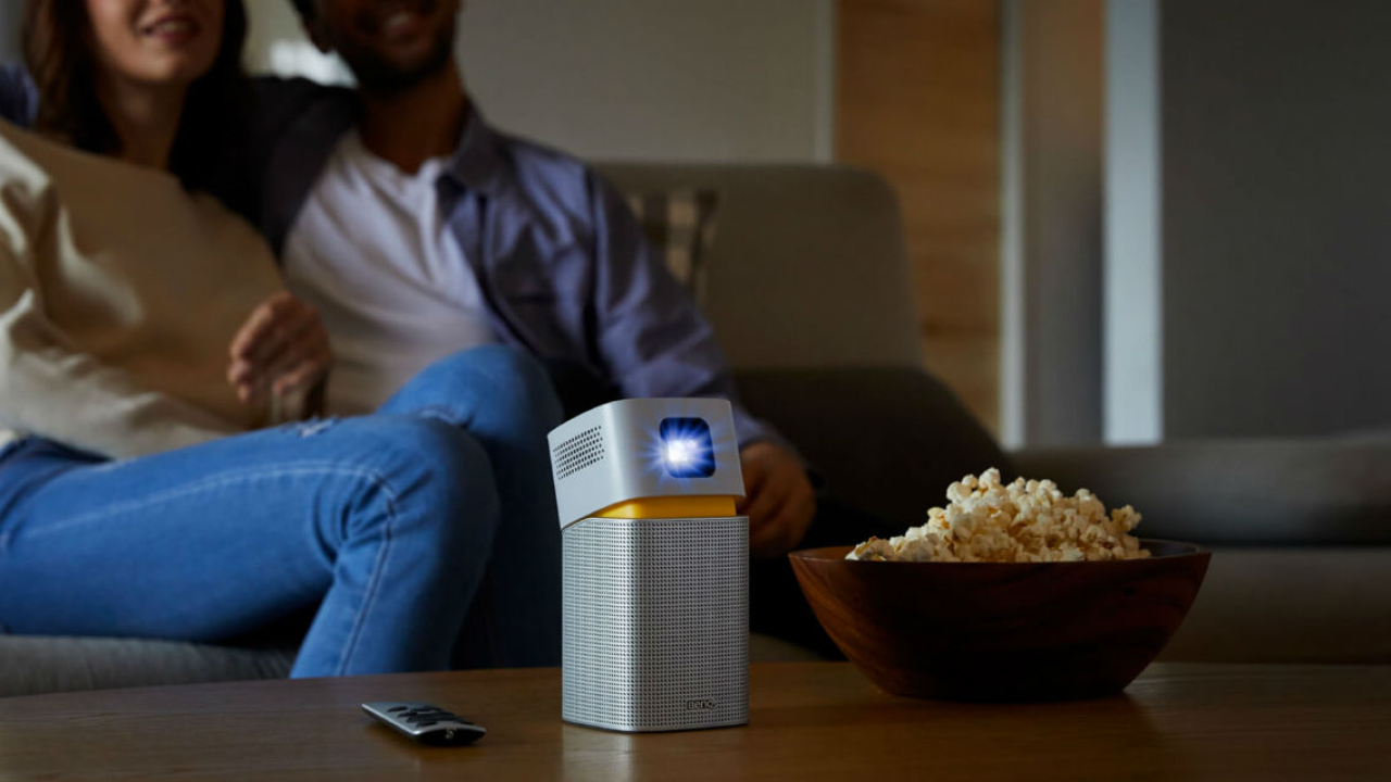 Cinema la purtător cu noul proiector LED WiFi BenQ GV1