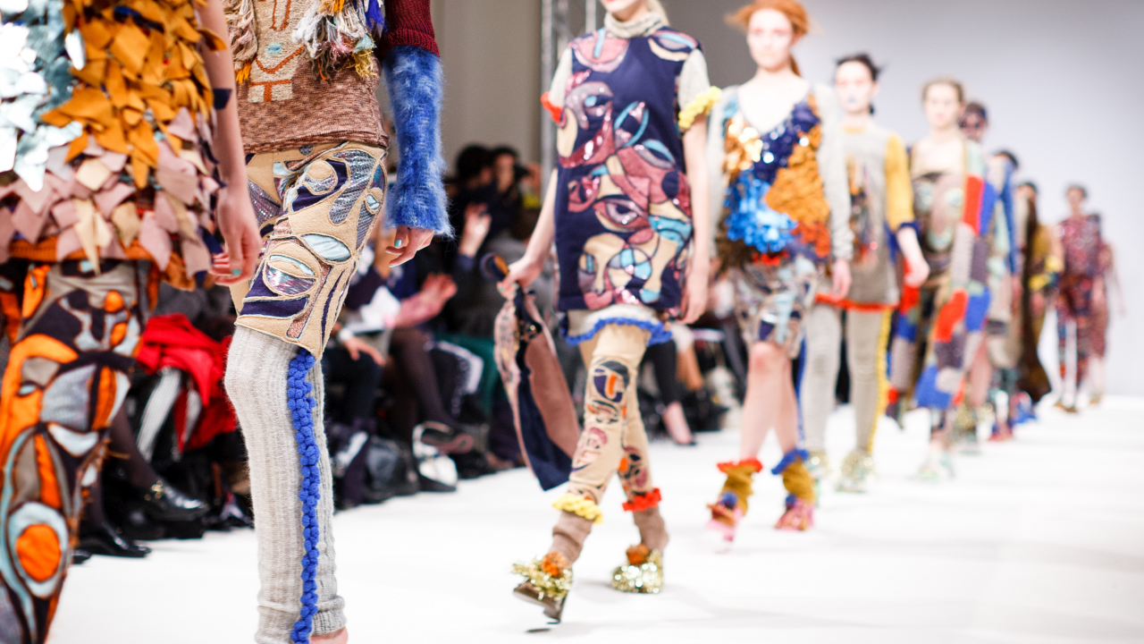 Cum cumpără românii haine online? Cumperi azi, porți diseară