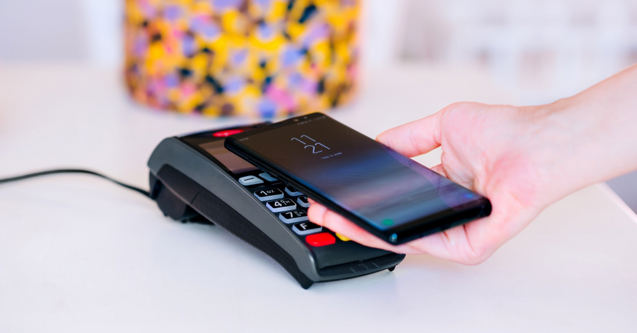 Românii mută cardurile de credit pe telefonul mobil și Apple Pay