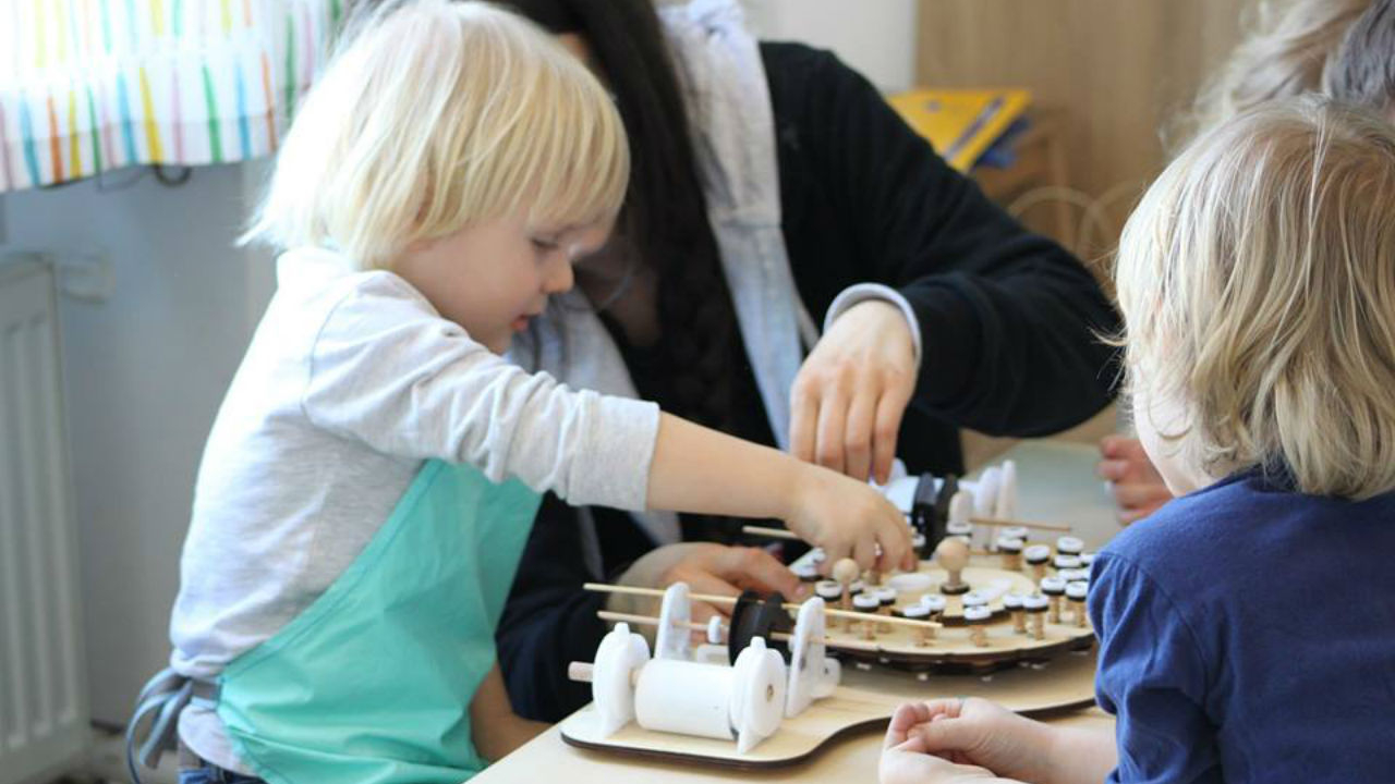 Românii care arată că învățarea nu înseamnă doar teorie, ci joacă