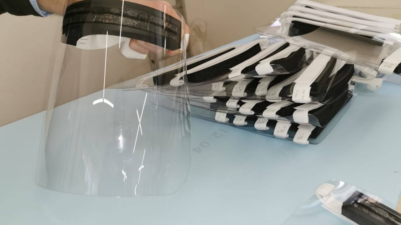 Coronavirus | Viziere.ro: tinerii români fac protecții pentru medicii din țară