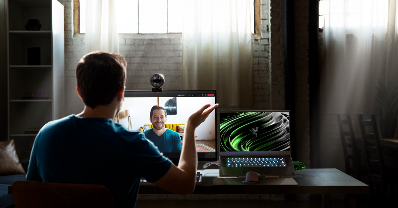 Razer se adaptează: lansează un webcam pentru call-uri video și streaming