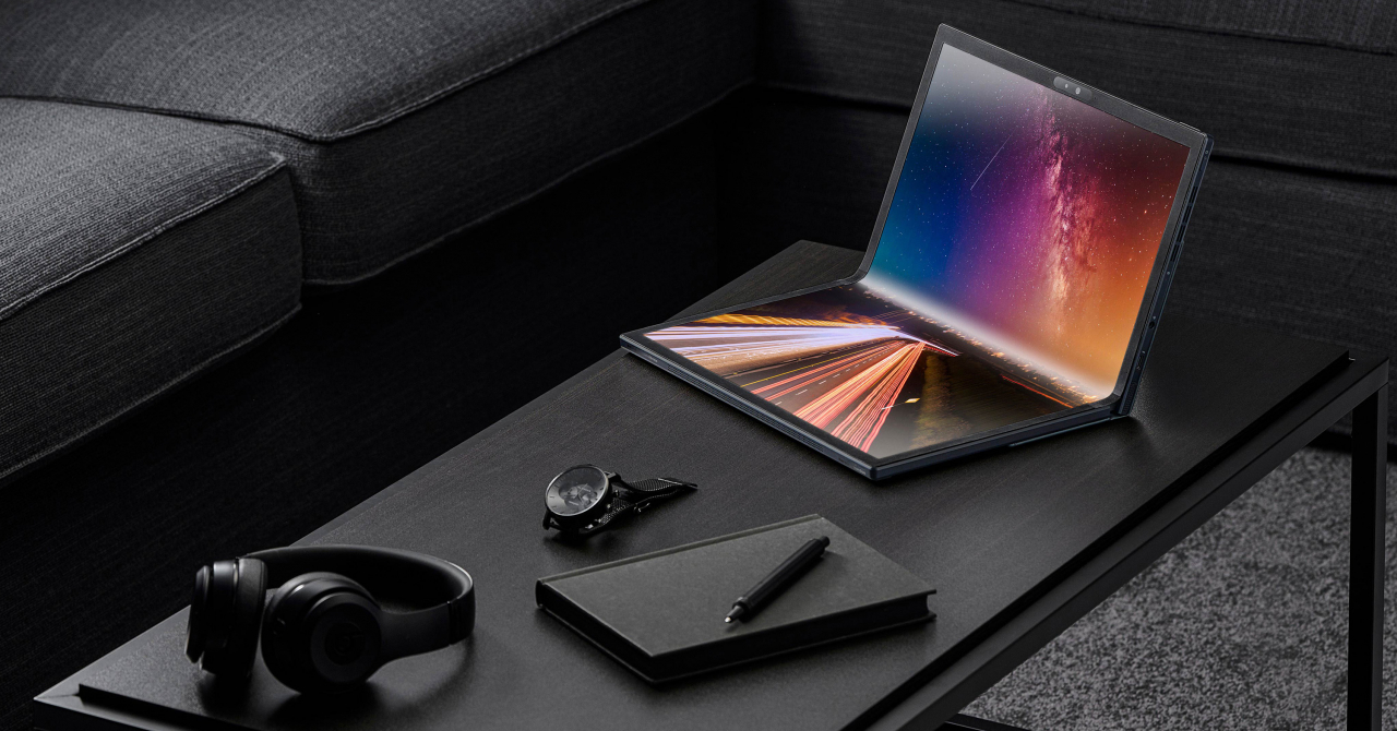 Asus prezintă primul laptop cu ecran OLED pliabil de 17,3 inci din lume