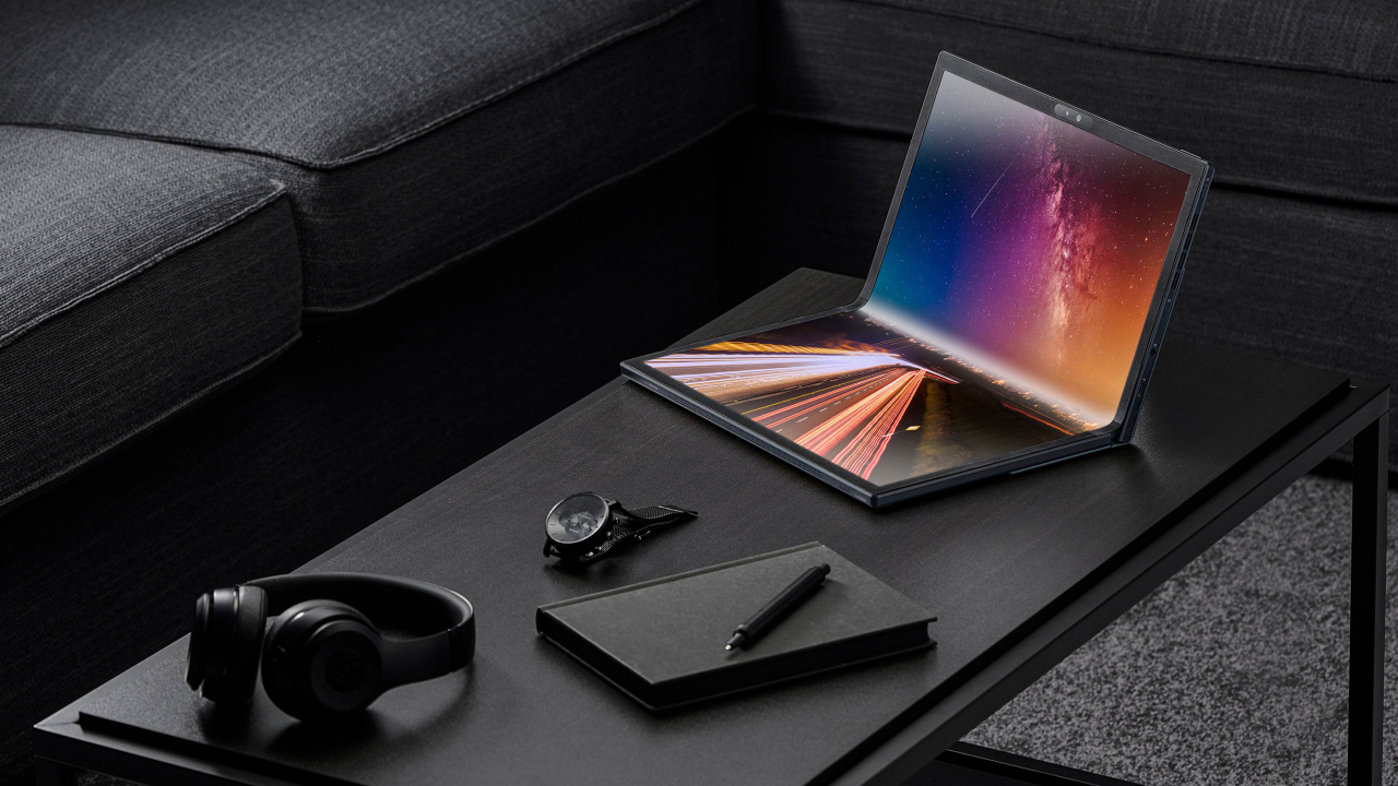 Asus prezintă primul laptop cu ecran OLED pliabil de 17,3 inci din lume