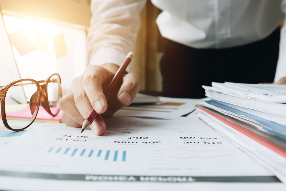 Cash flow pentru afaceri: cum folosesc antreprenorii factoringul revers și ce e