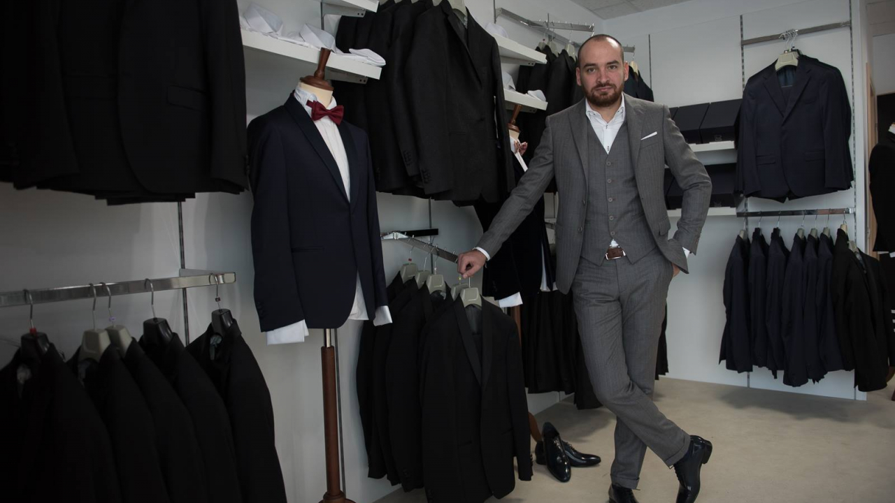 Românul care îți închiriază online ținute complete pentru evenimente