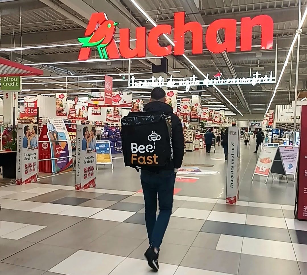 Startup-ul românesc BeeFast, parteneriat cu Auchan pentru livrări ultrarapide