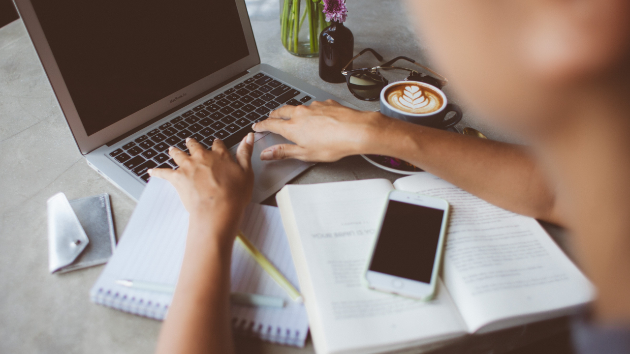 Reglementare Uber - șoferii-partenerii primesc bonus dacă au atestat