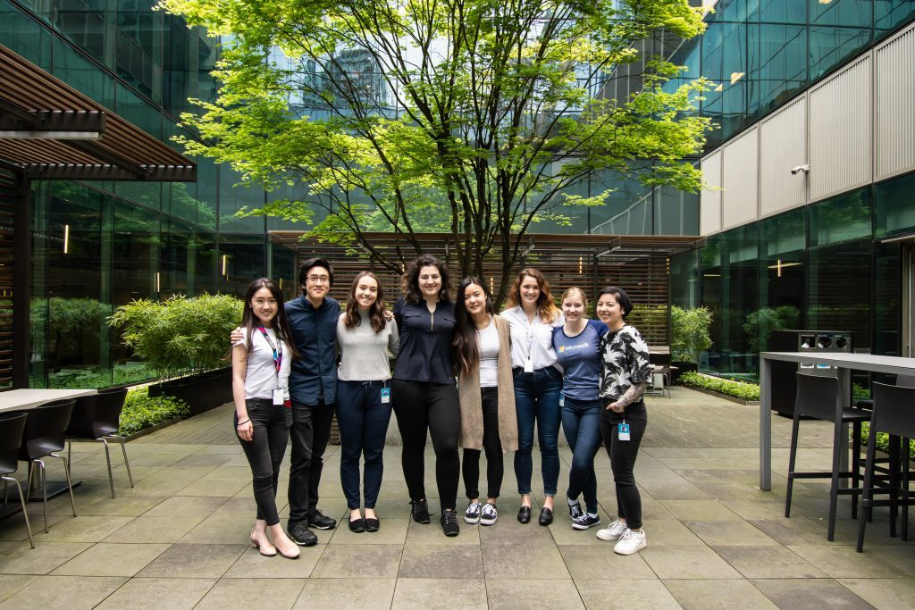 Aplicația care folosește fotografiile tale ca să te învețe engleză