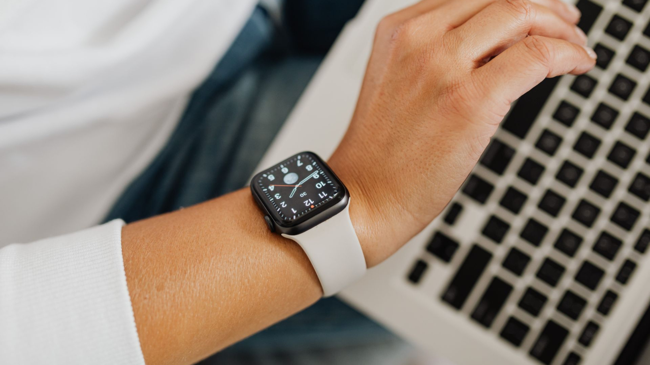 Apple ar testa un Apple Watch cu ecran rotund și un model fără ecran