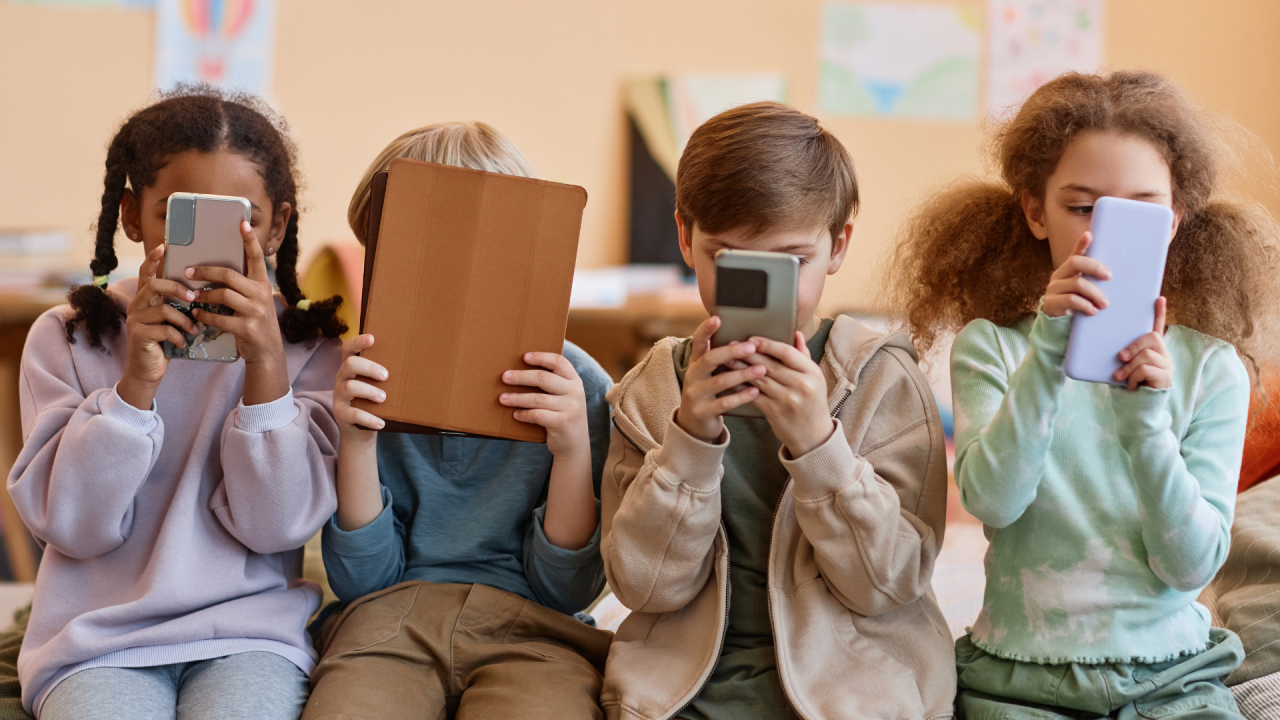Primul telefon la 8 ani: ce fac părinții pentru siguranța online a copiilor lor
