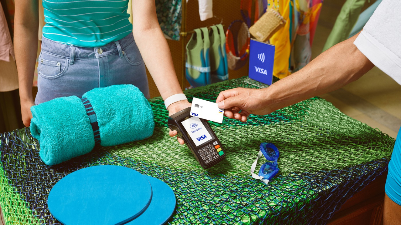 Românii în călătorii: plata cu cardul și buget de 200-600 de euro pentru vacanță