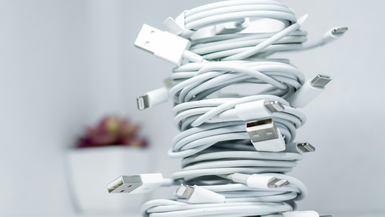 Fă-ți curat în sertar și reciclează cu succes cablul și încărcătorul vechi
