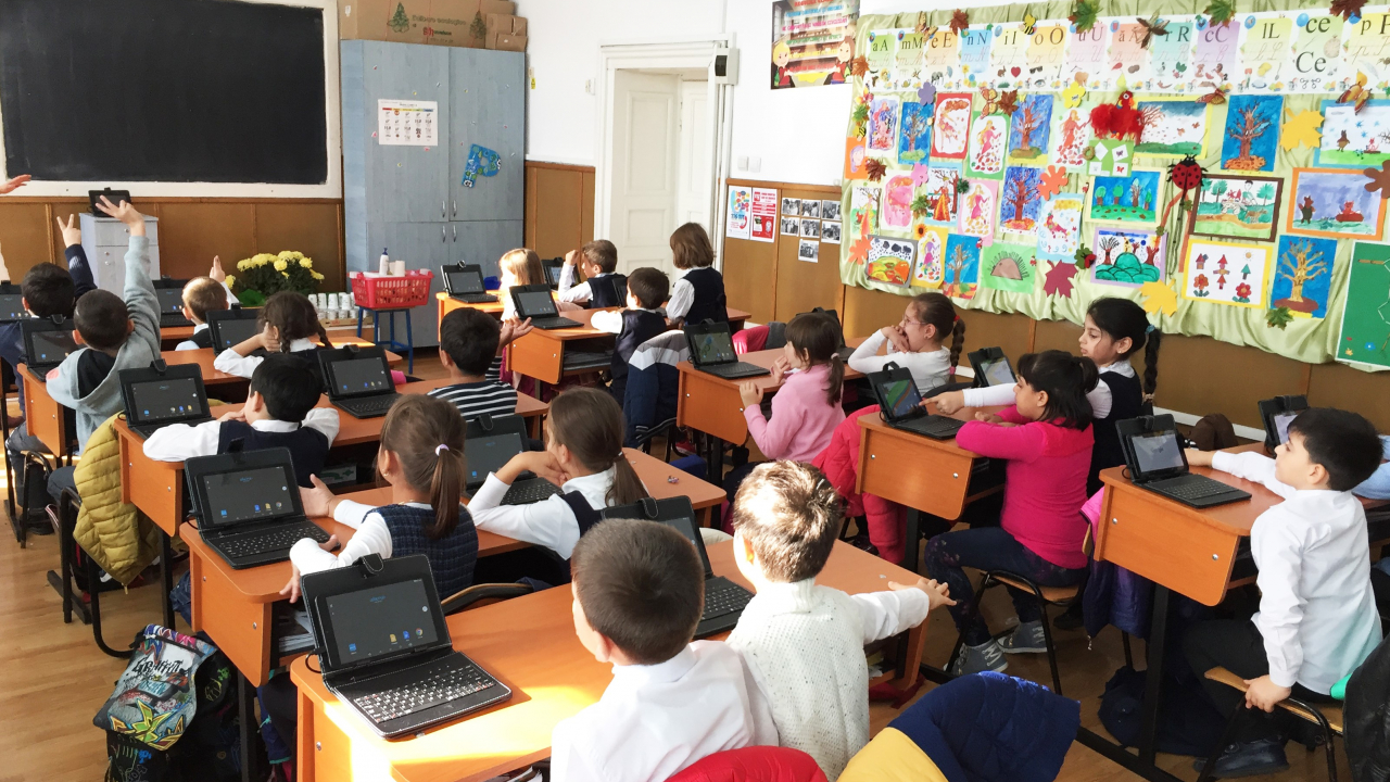 Începe școala: catalogul digital Adservio se extinde peste graniță