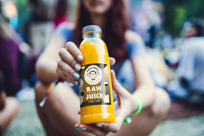 Urban Monkey: Românii care ne vând sănătate în sticle cu suc nepasteurizat