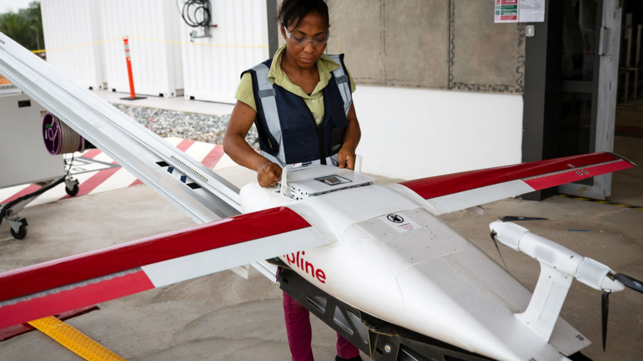 Dronele preiau livrarea de vaccinuri și medicamente vitale