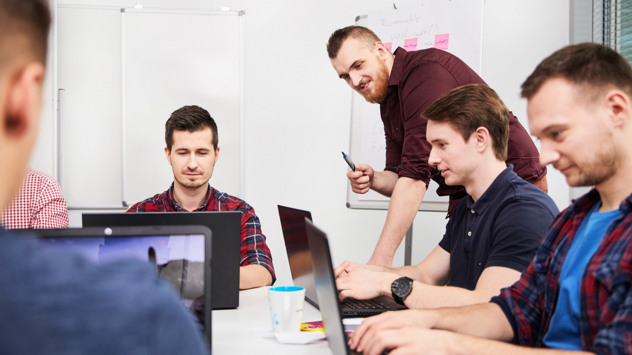 Cursurile de programare care instruiesc în România 1.000 de developeri