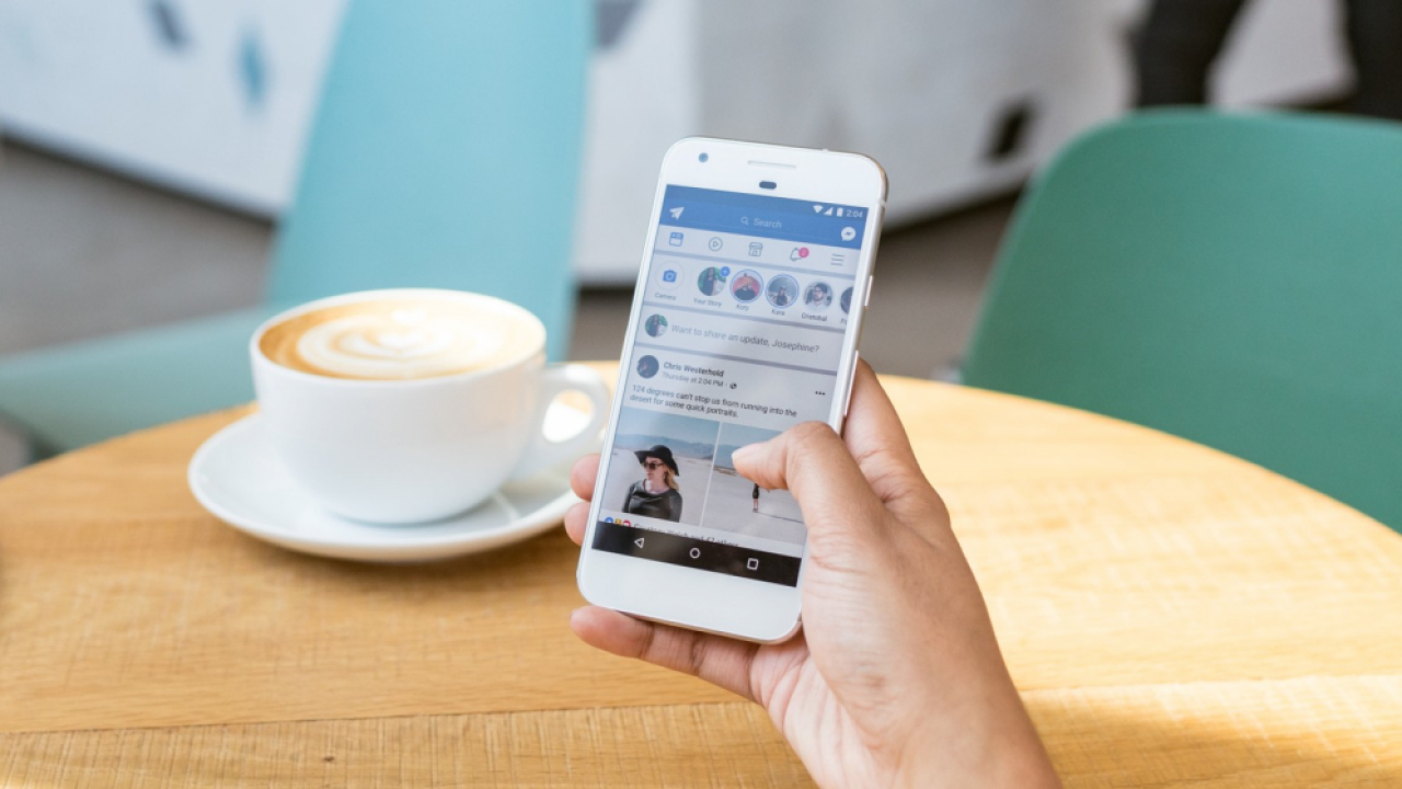 Facebook schimbă newsfeedul și mai renunță un pic la albastru