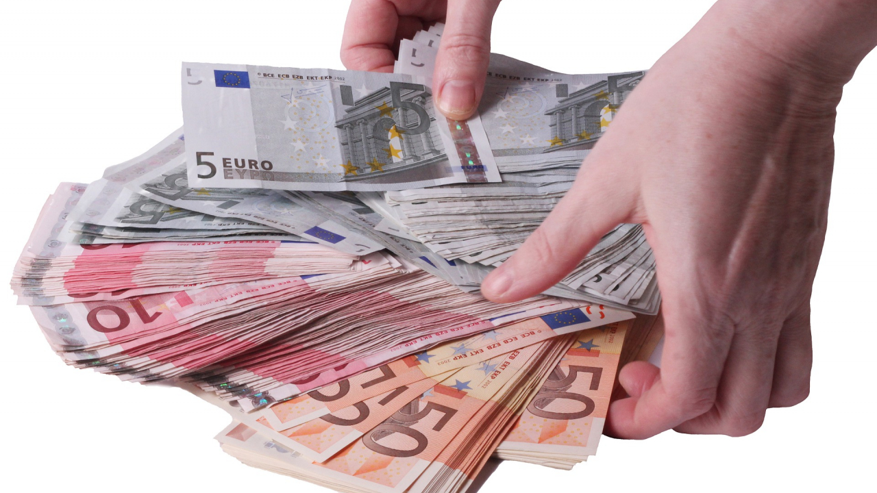 Transferuri de bani: cum cresc sumele trimise toamna din Diaspora