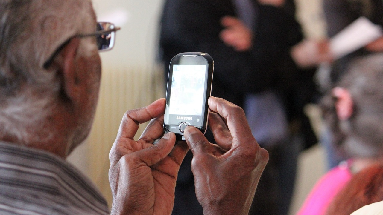 Telefoane pentru seniori, cu ecran mare și baterie rezistentă