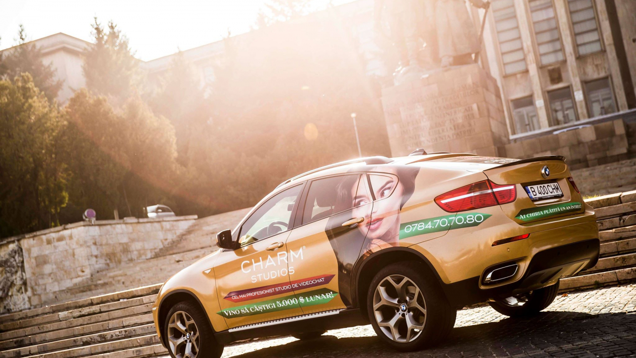 Un alt fel de promovare: BMW-uri aurii prin București