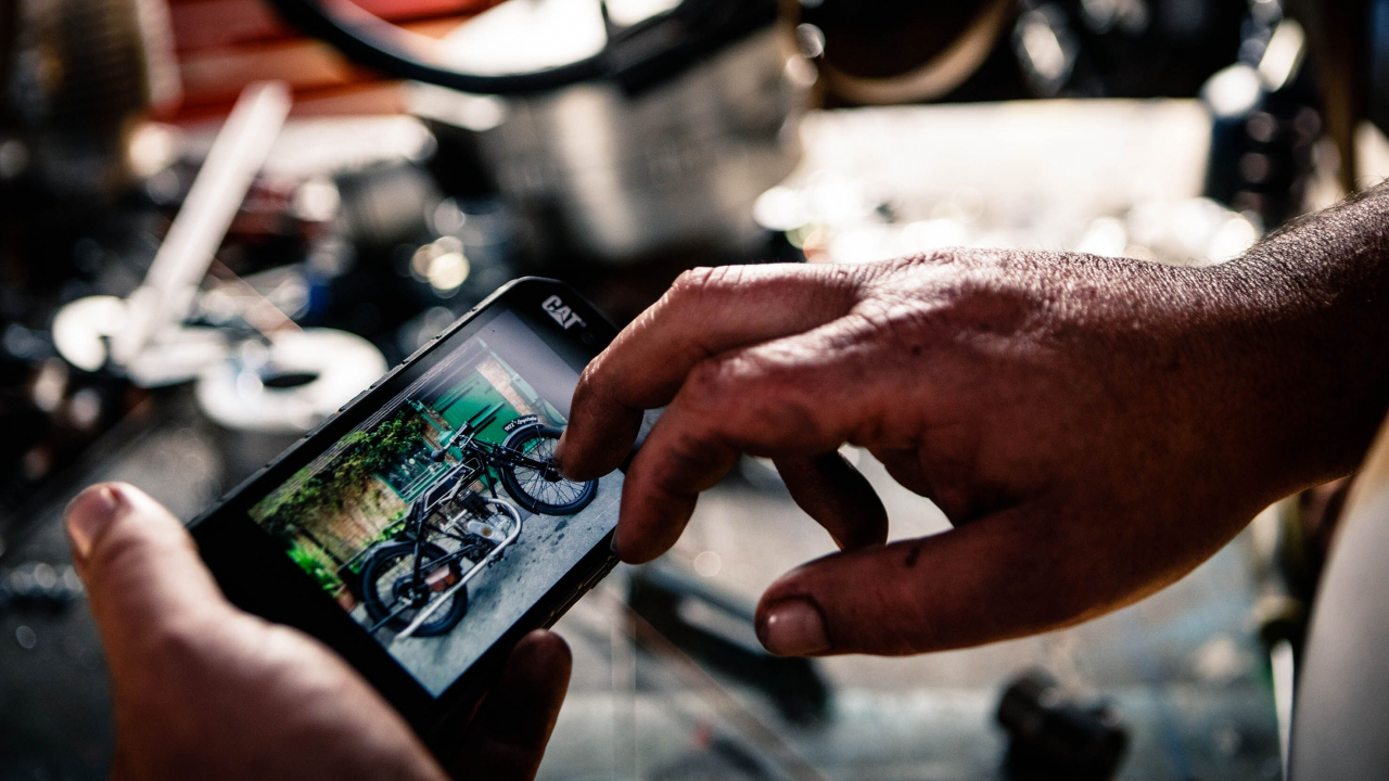 Tu îți schimbi telefonul dacă i-ai spart ecranul?