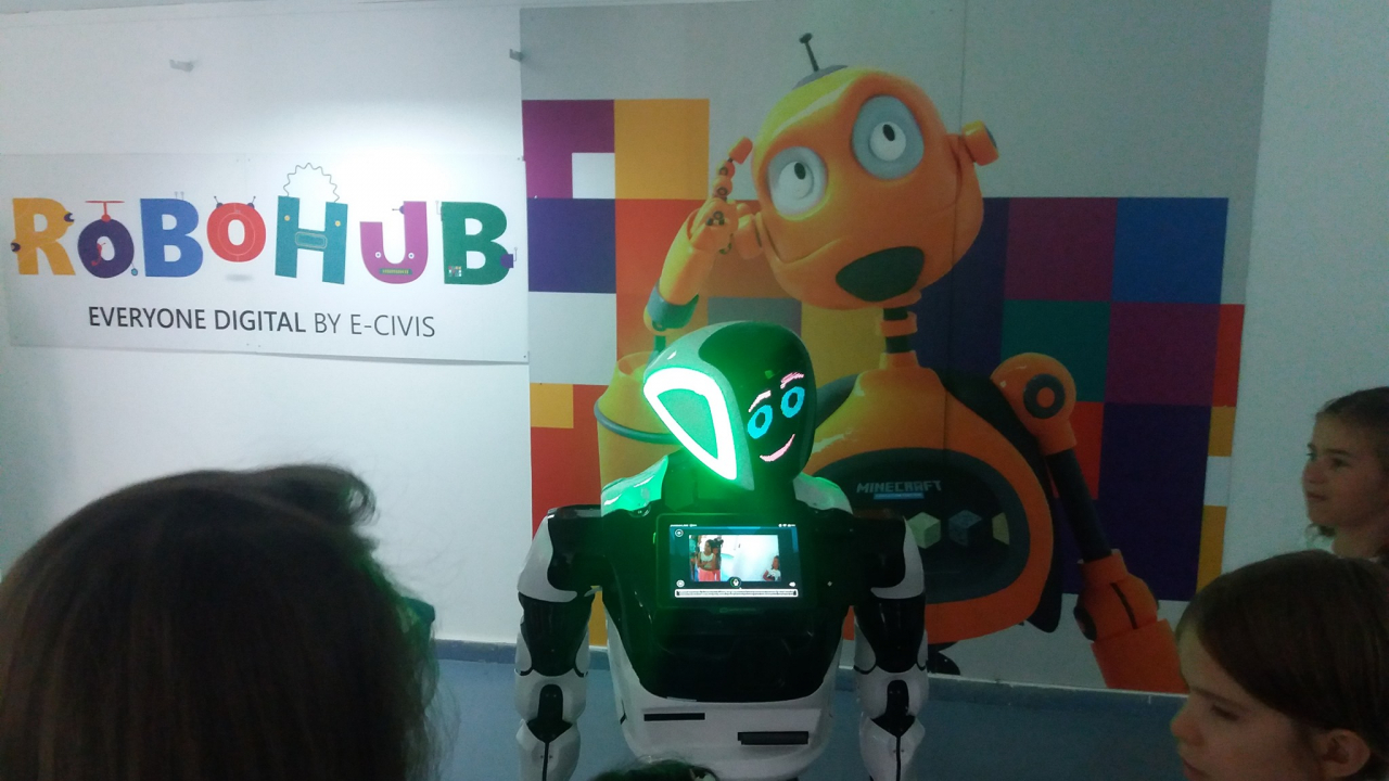 Cursuri de robotică asistate de patru roboți umanoizi