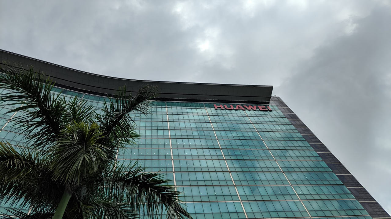 Linia de producție Huawei P30, locul care scoate 100 de telefoane/oră