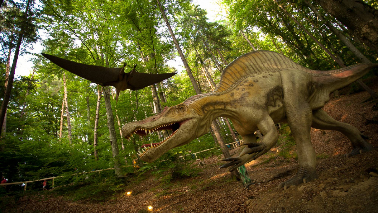 Dino Parc Râșnov: dinozaurii au strâns circa 500.000 euro în 3 luni