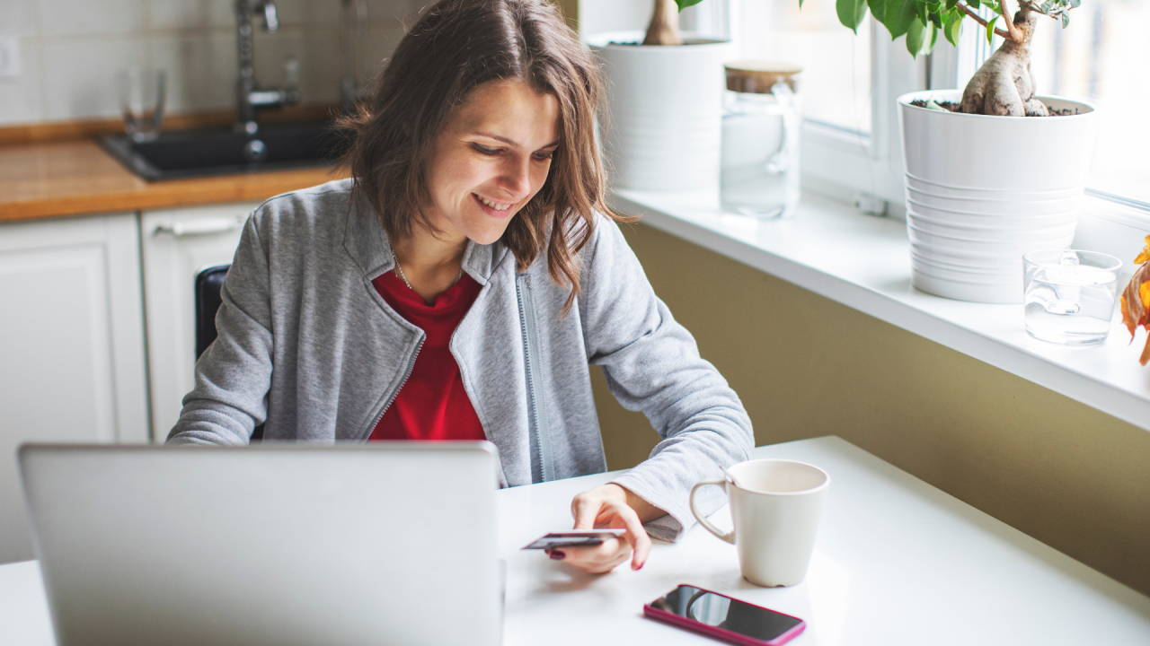 9 din 10 români petrec cel puțin o oră/zi în Social Media - care sunt tendințele