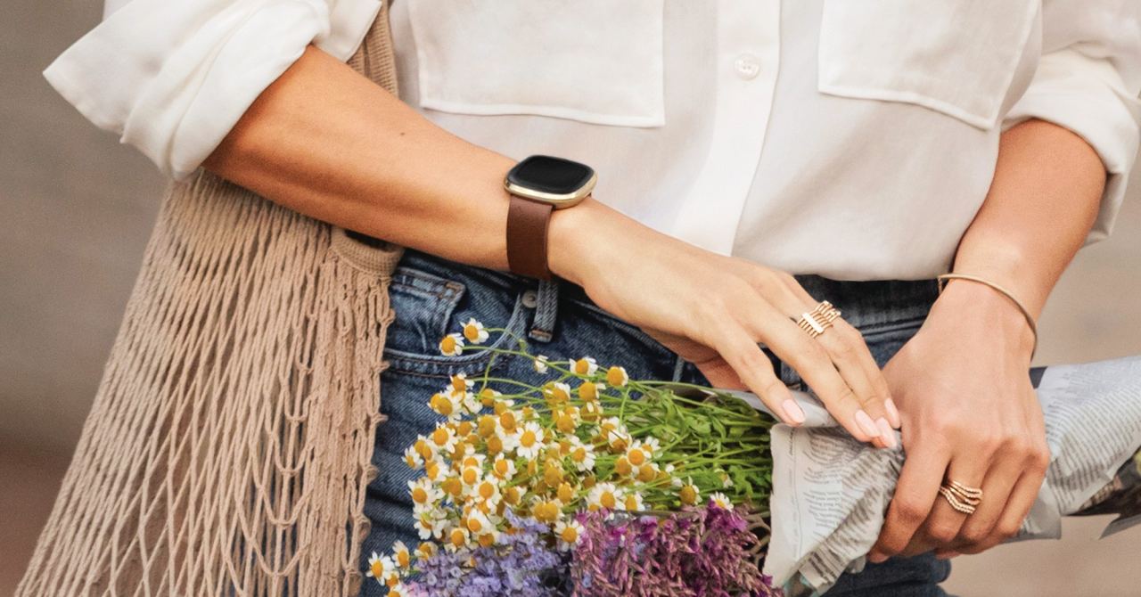 Cadouri de 8 martie: 4 gadgeturi Fitbit care fac primăvara mai plăcută