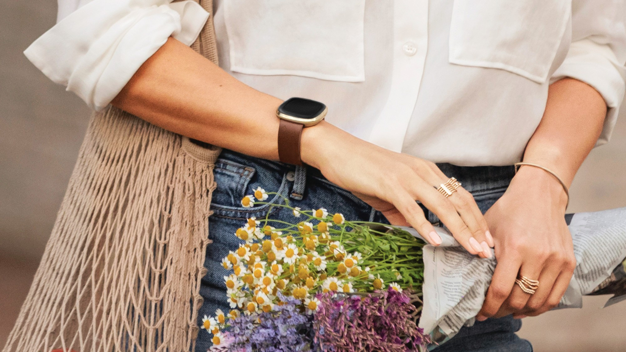 Cadouri de 8 martie: 4 gadgeturi Fitbit care fac primăvara mai plăcută