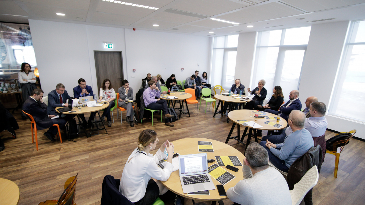 Viitorul taximetriei: dispecerate și cash sau aplicații și card?