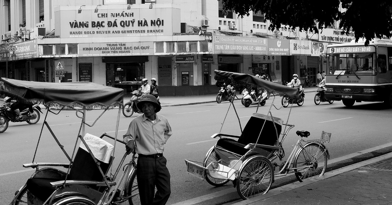Revoluție în trafic: Taxify ne plimbă cu motorul și cu ricșa