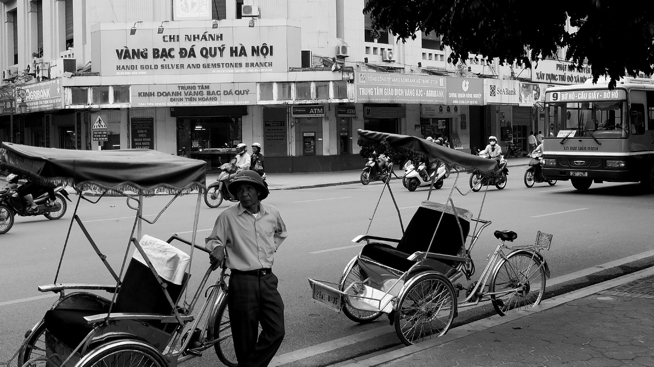 Revoluție în trafic: Taxify ne plimbă cu motorul și cu ricșa