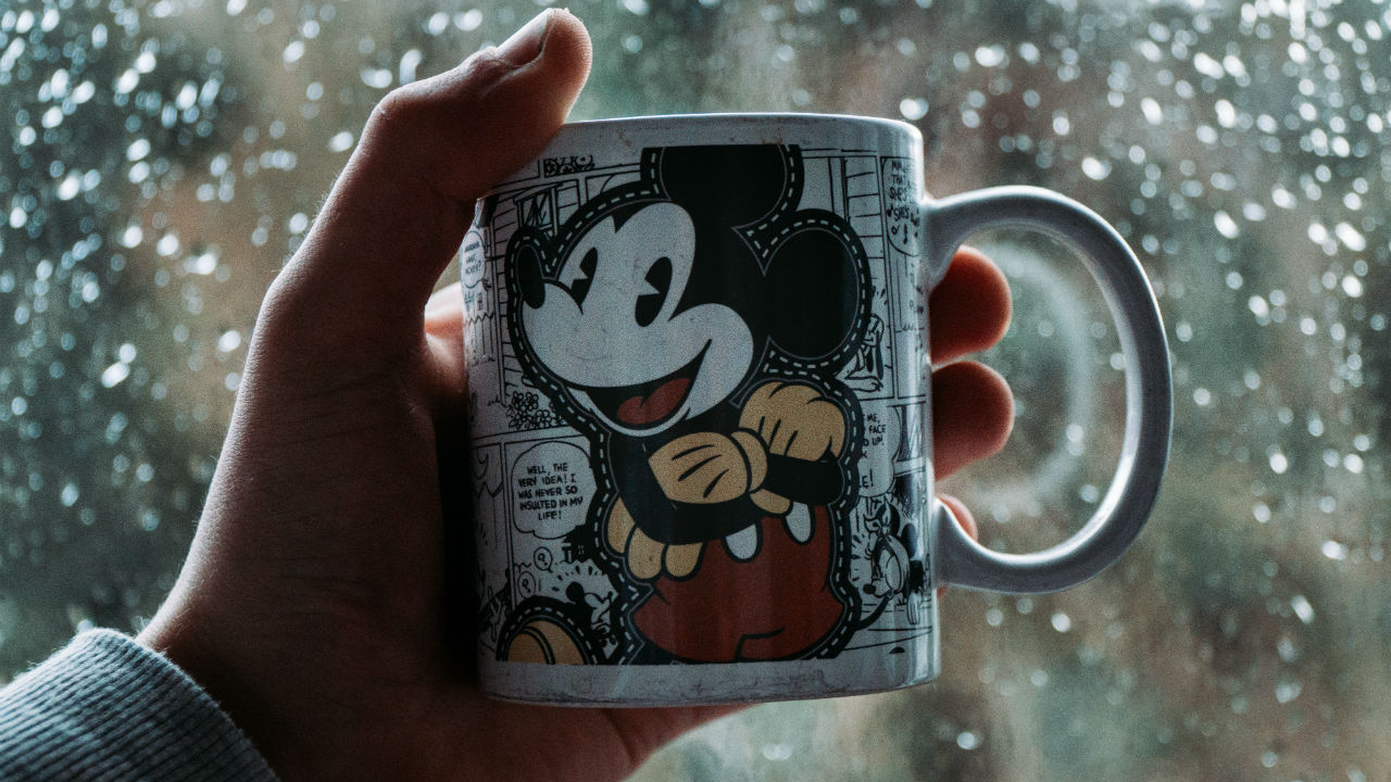 Reduceri pentru zile ploioase: gadgeturi care să te țină în casă