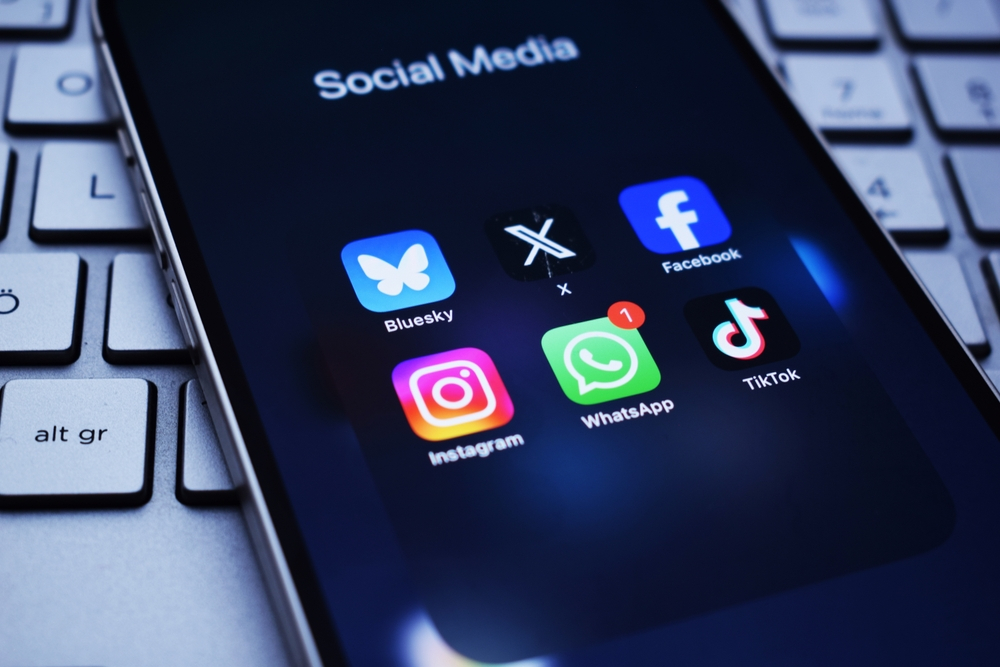 Rețele sociale, războiul pe tricouri: cea mai la modă rețea nouă îl ironizează pe Zuckerberg