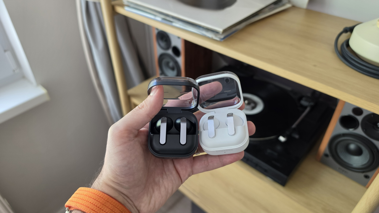 REVIEW Samsung Galaxy Buds 4 vs Buds 4 Pro: filozofii diferite, confort excelent