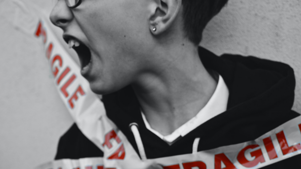 7 din 10 copii, victime ale cyberbullying-ului. Cum îi protejezi în online?