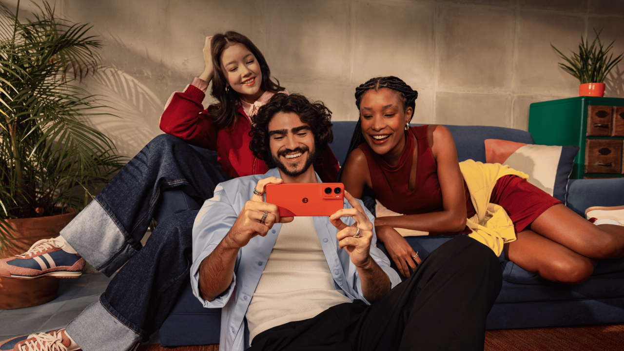 IFA 2025: Motorola lansează următoarea generație de smartphone-uri și o colecție cu Swarovski