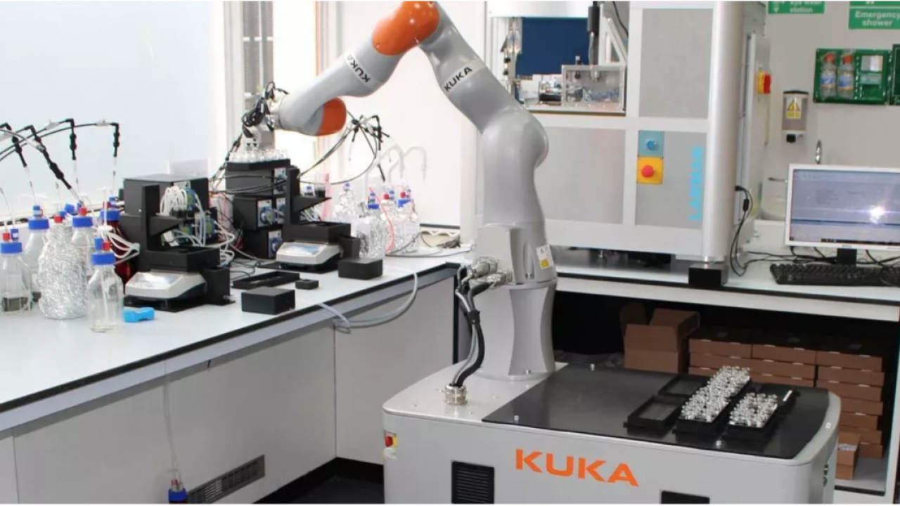 Robotul cercetător, pe ”baricade” în laborator: lucrează singur în pandemie