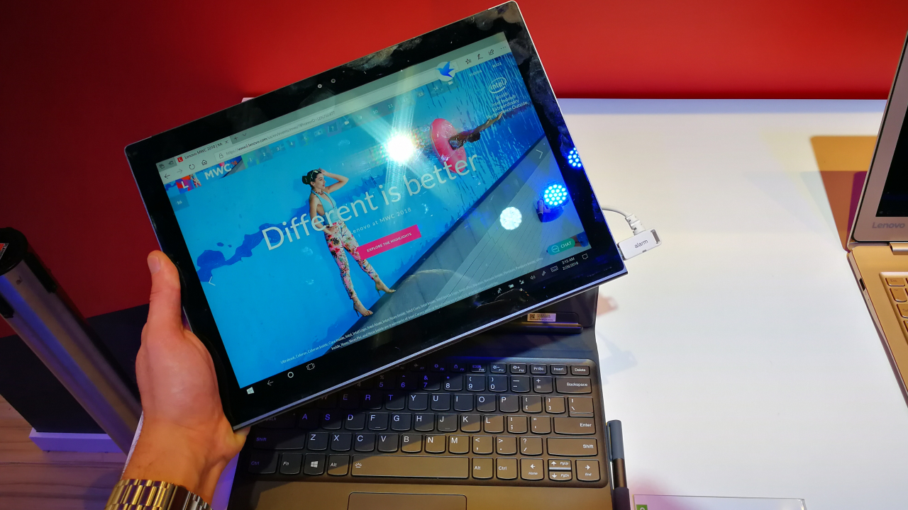 MWC 2018: Lenovo Miix 630 este un laptop cu suflet de smartphone
