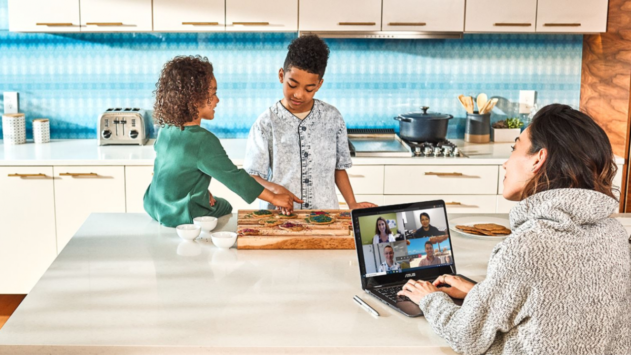 Raport Microsoft: Cum și cât muncim de acasă în această perioadă