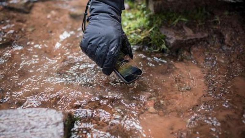 N-ai bani de un Land Rover? Poți să-ți iei doar telefon de la ei