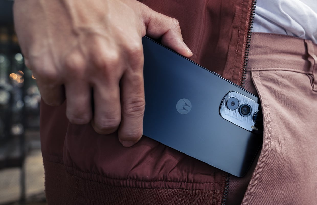 Motorola lansează moto edge 30, smartphone 5G foarte subțire la doar 6,9 mm