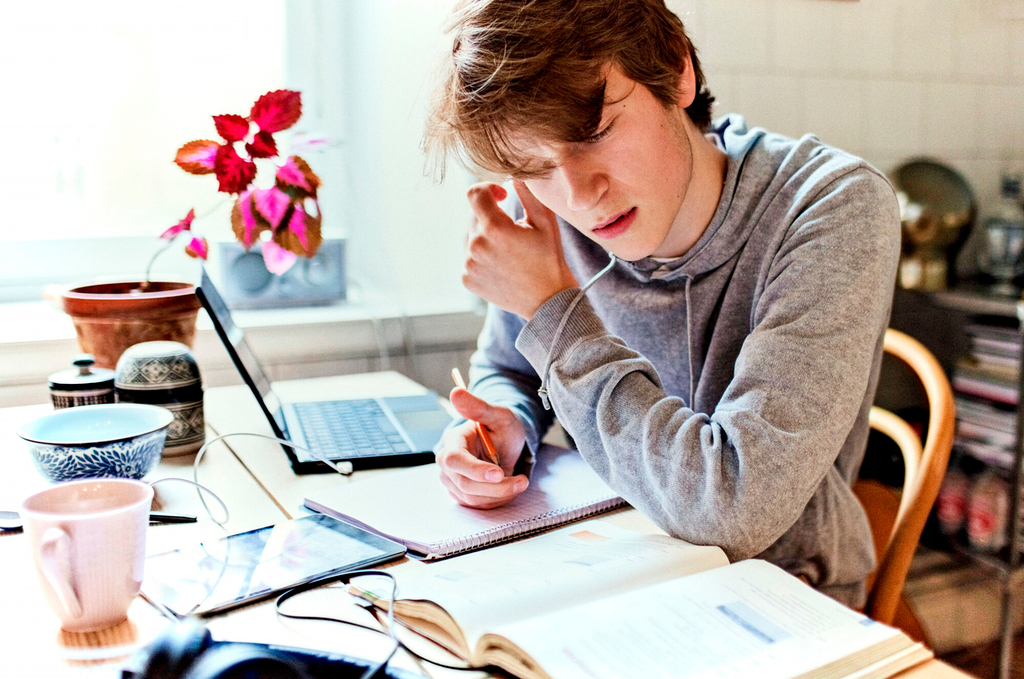 Economiile românilor: izolarea ne-a făcut să punem bani la saltea