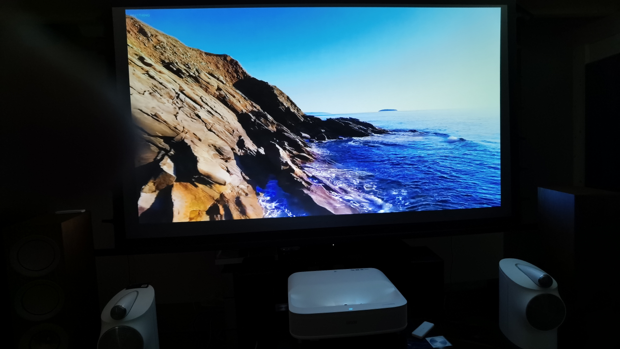 Proiectoare Epson: Gadgeturile care îți transformă livingul în cinematograf