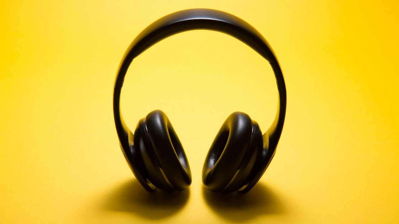 Căști wireless ieftine, ca să te bucuri de sunet oriunde și oricând